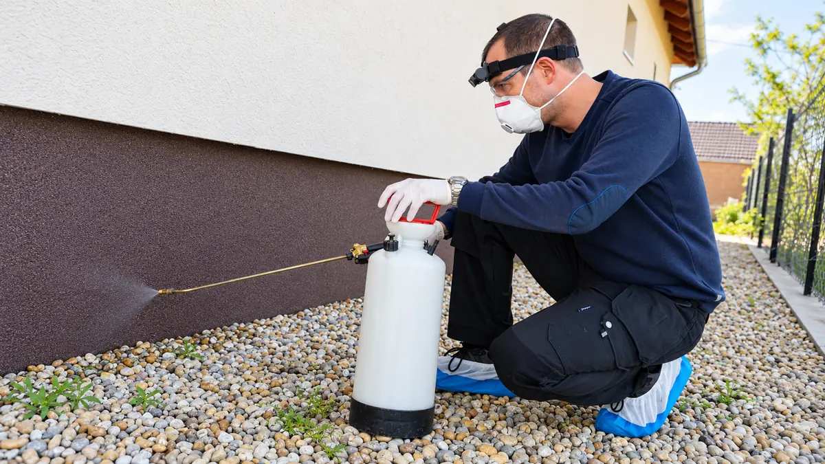 Az AGRO-HYDRO szakembere kártevőirtó kezelés előkészítése közben, professzionális felszereléssel